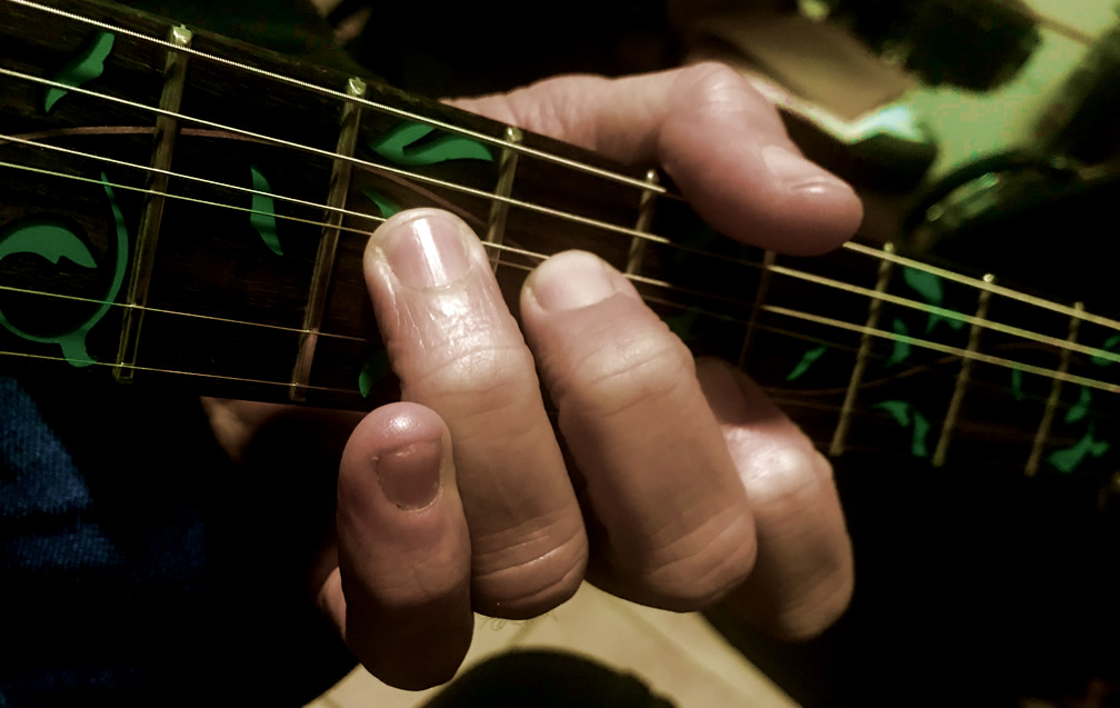 El dolor en la mà i canell del guitarrista de Rock